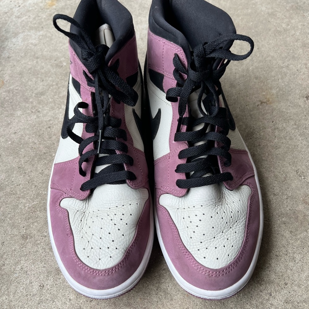 NIKE Air JORDAN 1 RETRO MID SE Black Mulberry Pink Size 10.5W / 9M DC7267 500